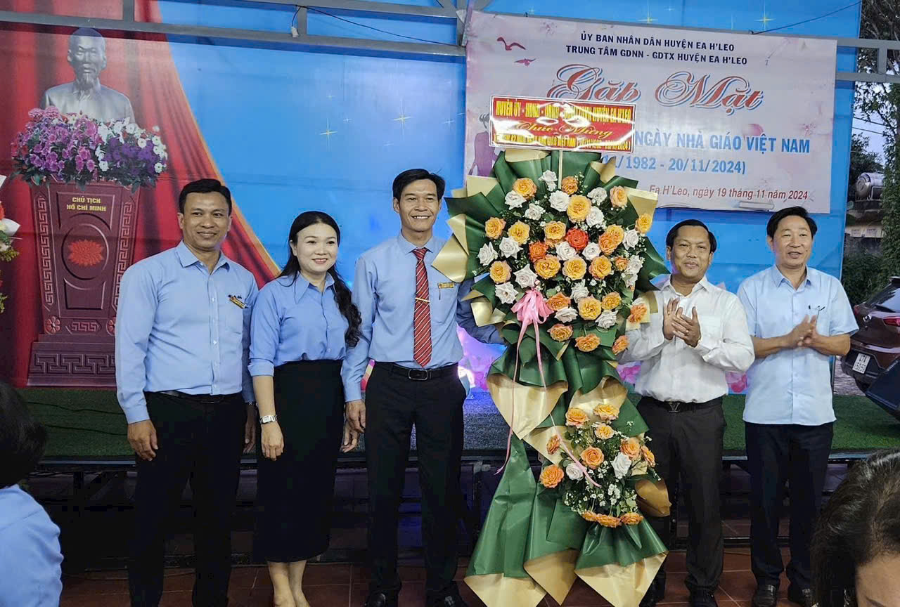 Lãnh đạo huyện Ea H’Leo thăm chúc mừng Ngày Nhà giáo Việt Nam 20/11